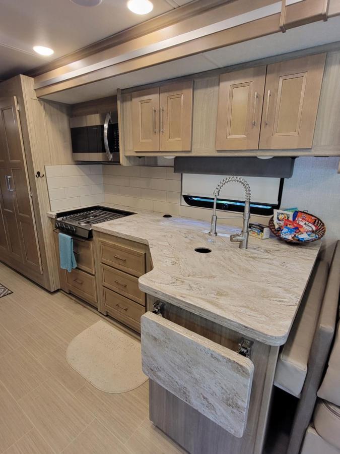 River Safaris, Stationary Class A Motorcoach, Old Homosassa Exterior foto