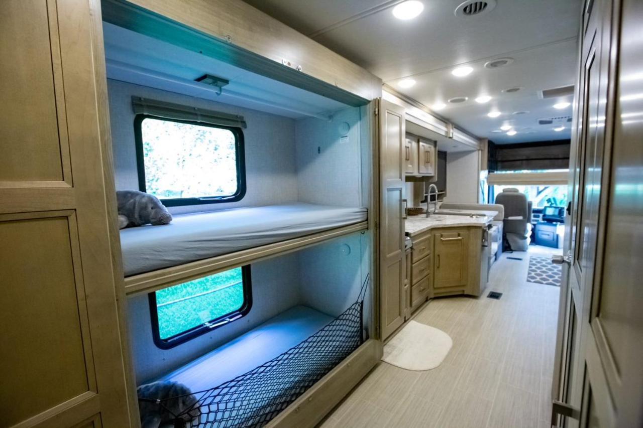 River Safaris, Stationary Class A Motorcoach, Old Homosassa Exterior foto